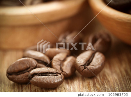 Roasted coffee bean Roasted coffee bean 106965703