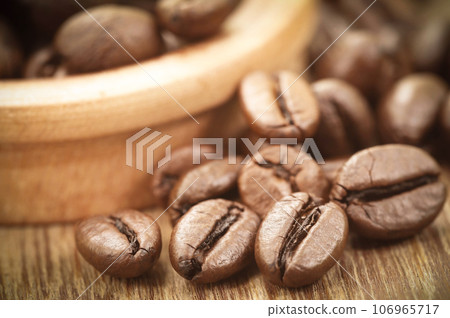 Roasted coffee bean 106965717