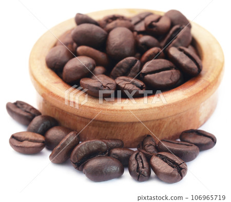 Roasted coffee bean in a wooden bowl 106965719
