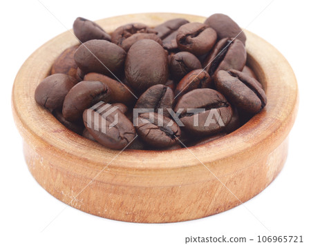 Roasted coffee bean in a wooden bowl 106965721