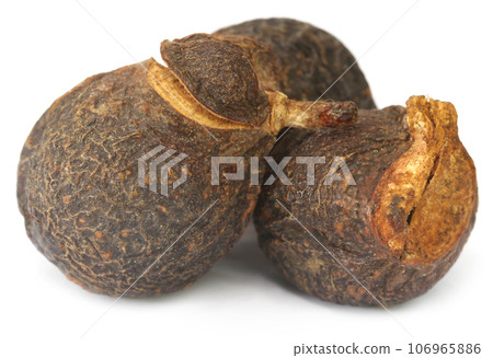 Soapnuts or Soapberries used as natural surfactant 106965886