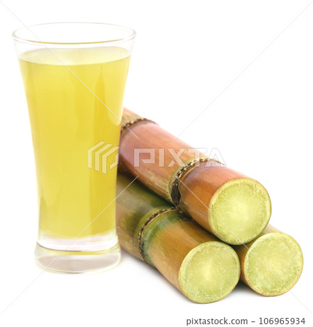 Juice with pieces of sugarcane 106965934