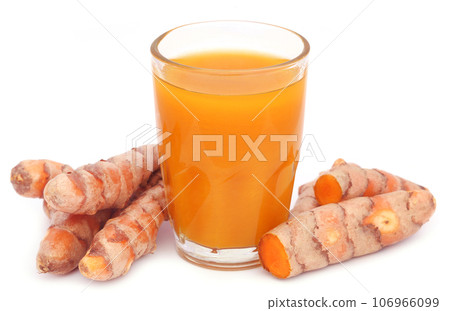 Fresh turmeric with extract in a glass 106966099