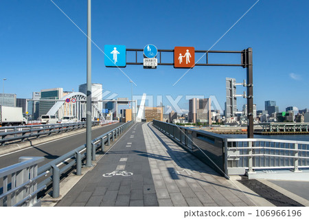 東京中央區築地大橋的人行道和自行車道 106966196