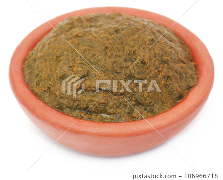 Crushed henna leaves in a pottery 106966718