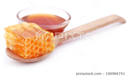 Honey comb with honey in a glass bowl 106966741