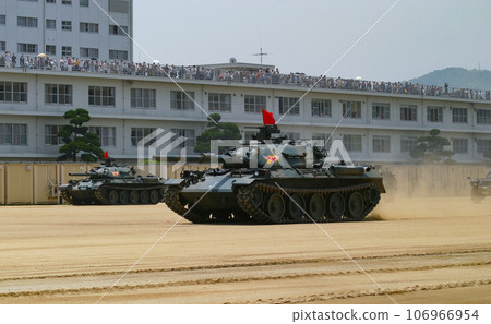 自衛隊74式坦克在訓練展上發起攻擊 106966954