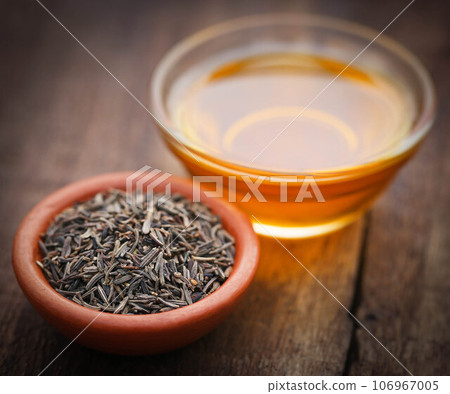Caraway seeds with essential oil Caraway seeds with essential oil 106967005