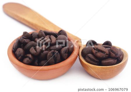 Roasted coffee beans 106967079