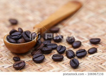 Roasted coffee beans 106967138