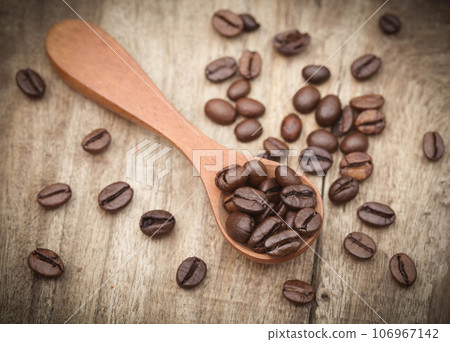 Roasted coffee beans 106967142