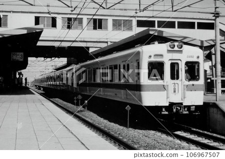 1971 年 8 月 29 日,伊勢原,使用小田急 2600 型 NHE 車廂(2852~)的快速半快車 1971 年 8 月 29 日,伊勢原,使用小田急 2600 型 NHE 車廂(2852~)的快速半快車 106967507