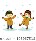 孩子們在下雪天玩耍 106967518