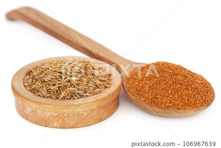 Crushed cumin with whole ones 106967639
