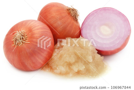 Mashed onion with whole ones 106967844
