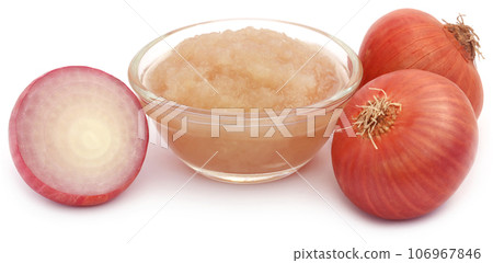 Mashed onion with whole ones 106967846