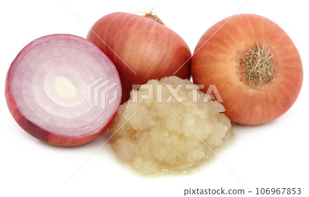 Mashed onion with whole ones 106967853