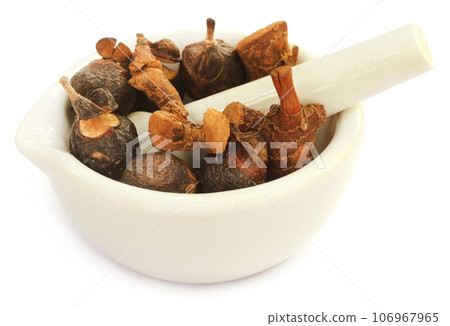 Soapnuts and sweet flag in a mortar with pestle 106967965