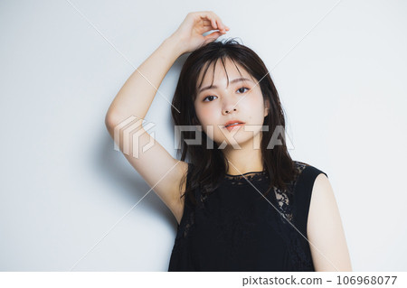 Black sleeveless woman 106968077