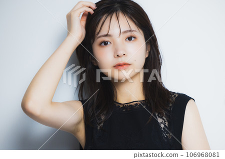 Black sleeveless woman 106968081