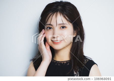 Black sleeveless woman 106968091