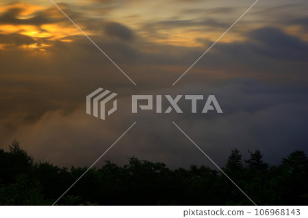 Mountain ranges and sea of clouds 106968143