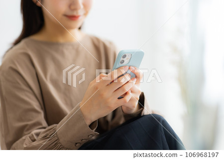 穿棕色襯衫的女人 106968197