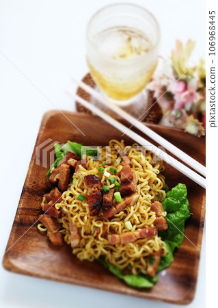 Abura soba with grilled pork 106968445