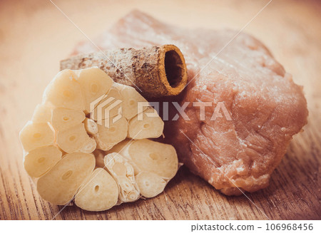 Raw beef with garlic and cinnamon 106968456