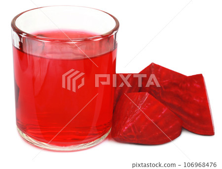 Fresh Beet with juice in glass 106968476