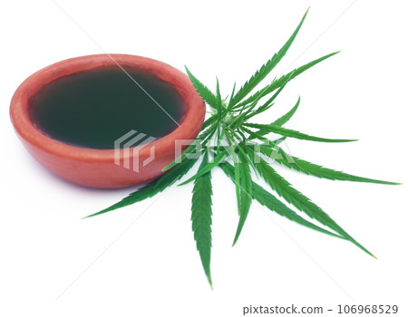 Medicinal cannabis leaves with extract Medicinal cannabis leaves with extract 106968529