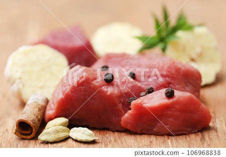 Raw beef with spices 106968838