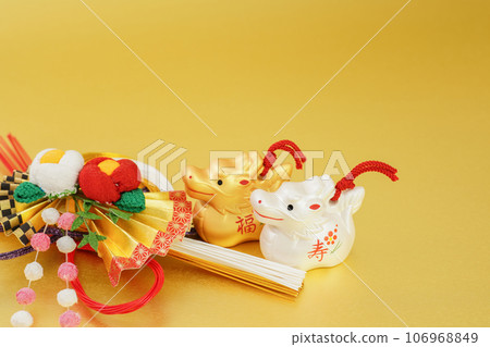 Year of the Dragon New Year's material Gold and silver Fukujyu Dragon and New Year's decorations Golden background Year of the Dragon New Year's material Gold and silver Fukujyu Dragon and New Year's decorations Golden background 106968849