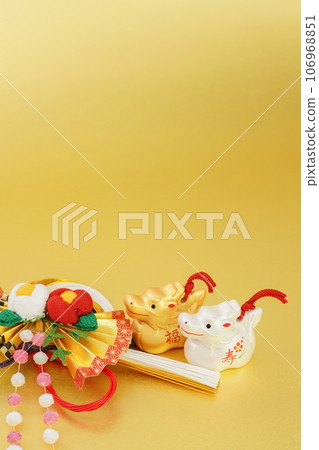 Year of the Dragon New Year's material Gold and silver Fukujyu Dragon and New Year's decorations Golden background Year of the Dragon New Year's material Gold and silver Fukujyu Dragon and New Year's decorations Golden background 106968851