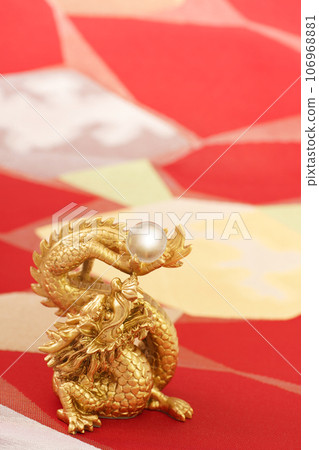 Year of the Dragon New Year's card material Golden dragon holding up a jewel Japanese pattern bag 106968881
