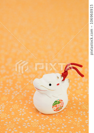 龍年新年賀卡材料白龍雕像花卉圖案背面 106968915