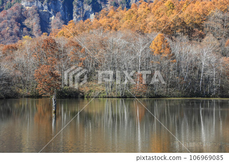Late autumn Togakushi mirror pond Late autumn Togakushi mirror pond 106969085