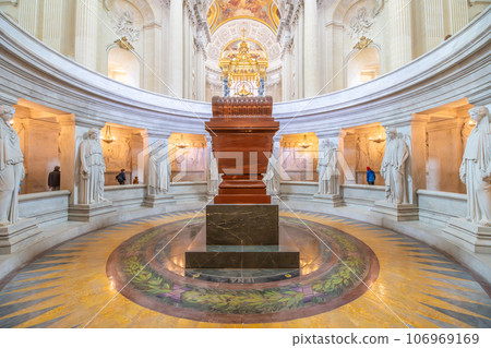 Tomb of Napoleon at Les Invalides. Keep the mortal remains of Napoleon following their repatriation to France from Saint Helena in 1840, Paris, France 106969169