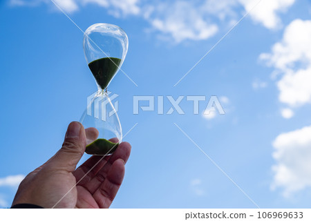 have an hourglass 106969633