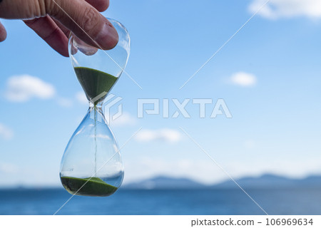 have an hourglass 106969634