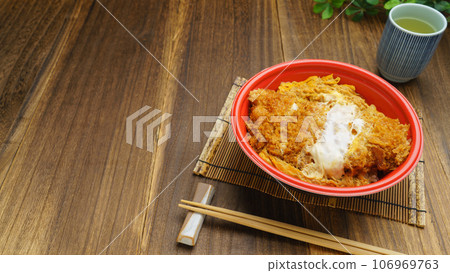 一次性容器中的外賣炸豬排蓋飯圖片 106969763