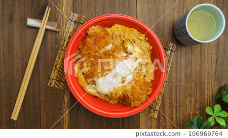 一次性容器中的外賣炸豬排蓋飯圖片 一次性容器中的外賣炸豬排蓋飯圖片 106969764