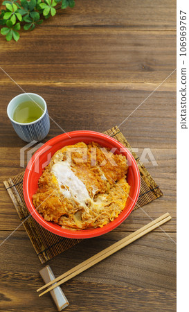 Image of take-out katsudon in a disposable container 106969767