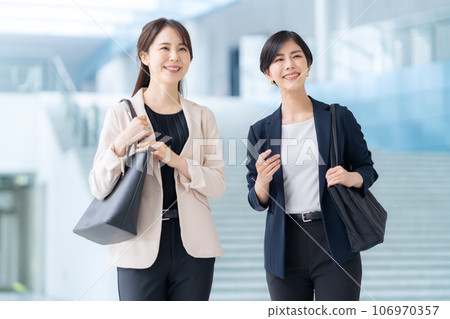 年輕女商人通勤去辦公室 年輕女商人通勤去辦公室 106970357