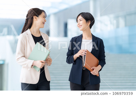 年輕女商人在辦公室開會 年輕女商人在辦公室開會 106970359