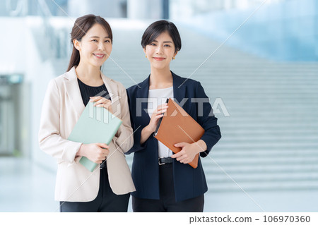 年輕女商人在辦公室開會 106970360