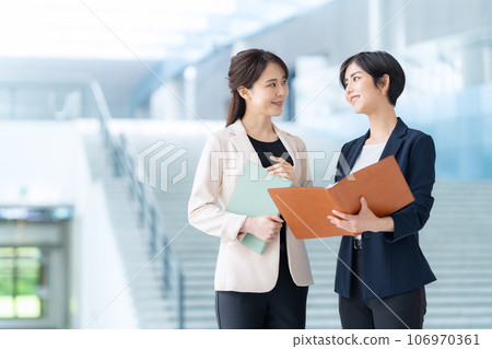 年輕女商人在辦公室開會 106970361