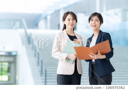 年輕女商人在辦公室開會 106970362