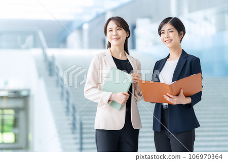 年輕女商人在辦公室開會 年輕女商人在辦公室開會 106970364