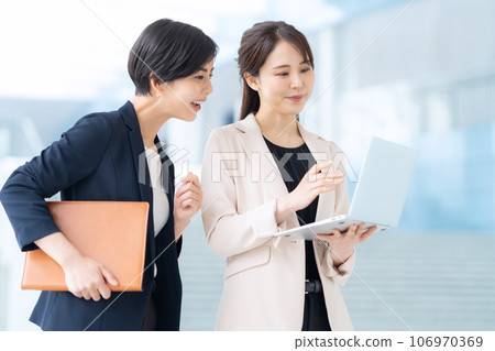 年輕女商人在辦公室使用電腦開會 106970369